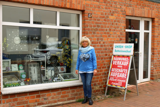 Frau Behrens vor ihrem Laden in der Kütiner Straße.