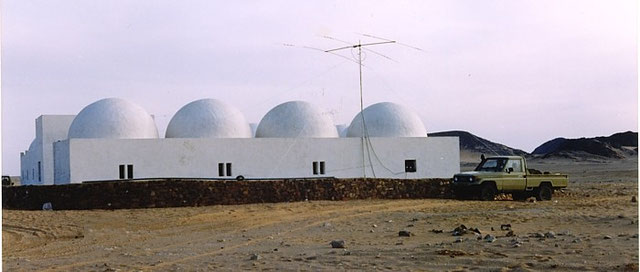 Mehaires Ham QTH near Tifariti - Typical desert houses - Maisons typiques du désert - 典型的な砂漠の家 