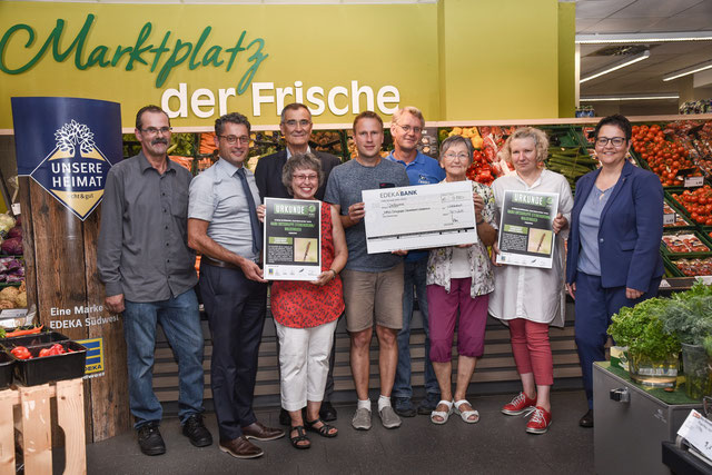 Foto:  Die NABU-Ortsgruppe freut sich über einen Preis, verliehen in der Edeka-Filiale in Waldenbuch.  © EDEKA Südwest