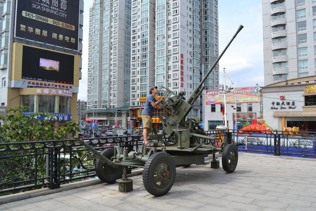 北朝鮮との国境近くにある実際に使用された兵器の模型です。