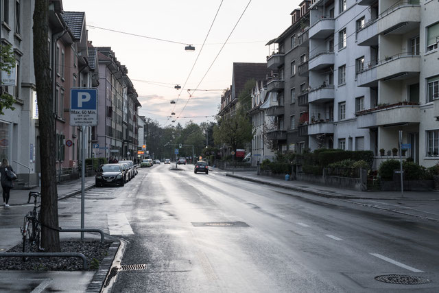 obere Länggassstrasse, Blick auf Eingang Bremgartenwald, 19. April 2017, abends, Sony A7Rii, Zeiss Otus 55.