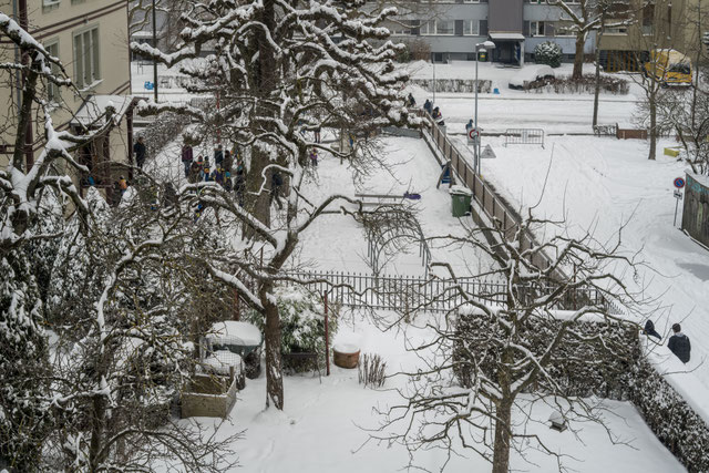 Die Schule ist aus. 1. März 2018, a7riii mit Loxia 50 mm. Rechts der für den Verkehr gesperrte Ralligweg.