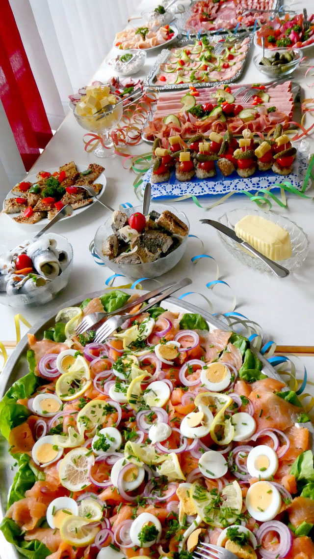 Platten beim Sonntagsfrühstück für unsere Gäste 8. Februar 2026