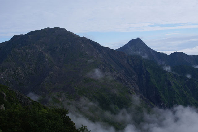 間ノ岳（左手前）と北岳（右奥）