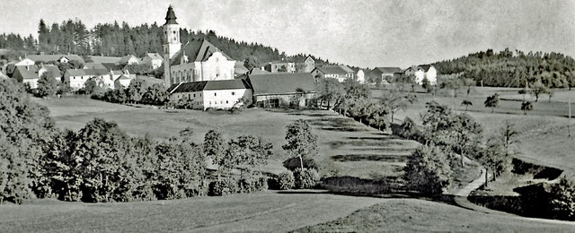 Die "Pfarrer-Gröppen" (vor 1960) erlaubt eine Vorstellung davon, wie um 1900 eine gut ausgebaute Straße ausgesehen haben mag ...