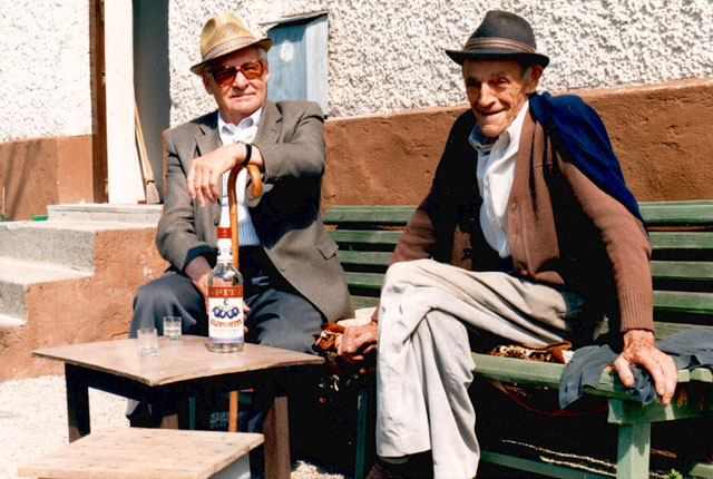 Zwei Freunde: Alois Samhaber (1914-1993) und Johann Schöfberger (1917-1989) auf der Hausbank (um 1985) ...