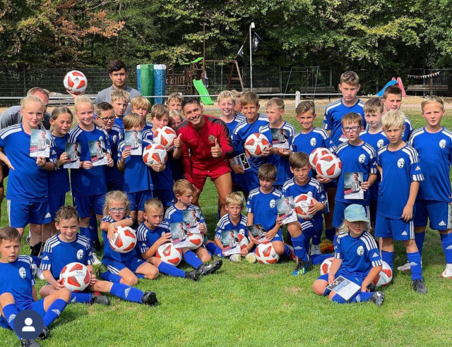 Fotballdag med show, animasjon og leker i et sportssenter.