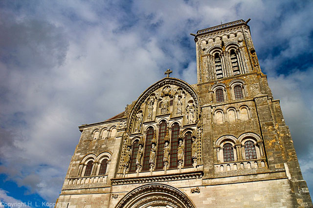 Bild: Fassade der Basilika Sainte-Marie-Madeleine in Vézelay