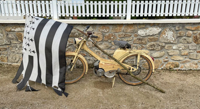 altes Moped und die Flagge der Bretagne, Cap Sizun, Plogoff