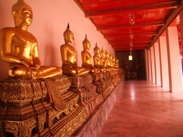 En el interior de los templos en el complejo perteneciente al Wat Po . Bangkok . Thailand