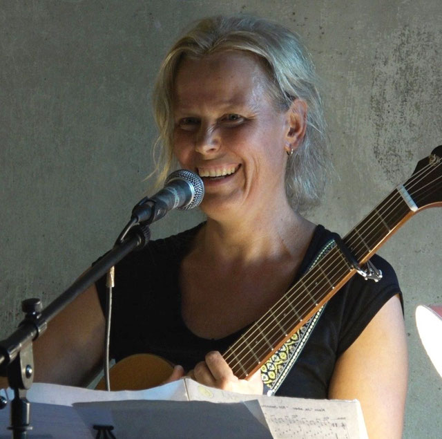 Foto von Franzis Binder mit Gitarre