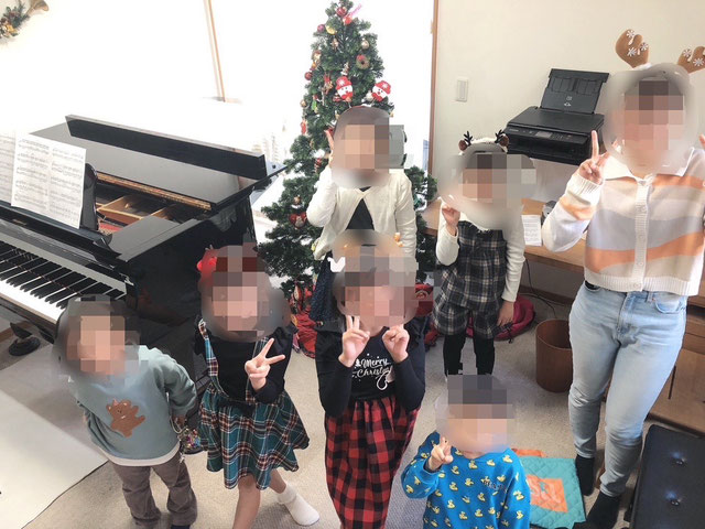 2022年12月19日に行われた平塚『永井ピアノ教室』のクリスマス会の集合写真、レッスン室にて