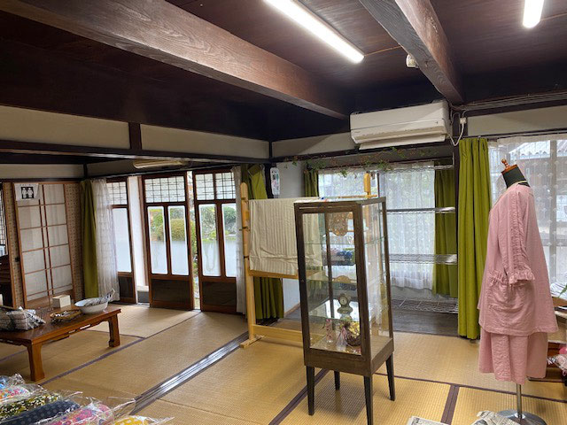 1年間の埃や汚れをきれいにし、ついでに1月の新作発表会に向けてディスプレイを変えてみました!