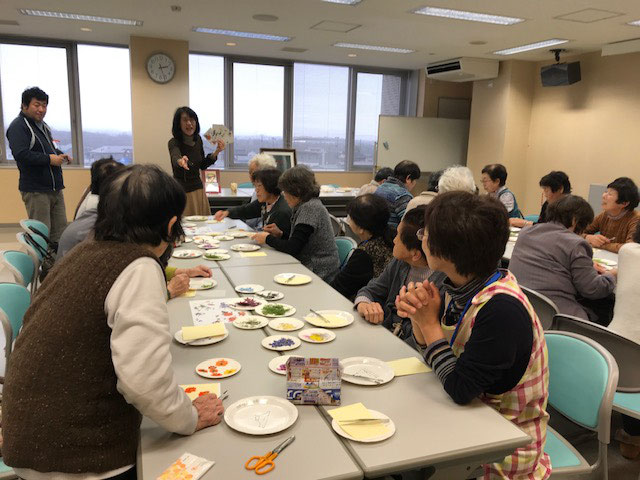 奥田先生による『押し花のつどい』。興味津々な参加者の皆さん