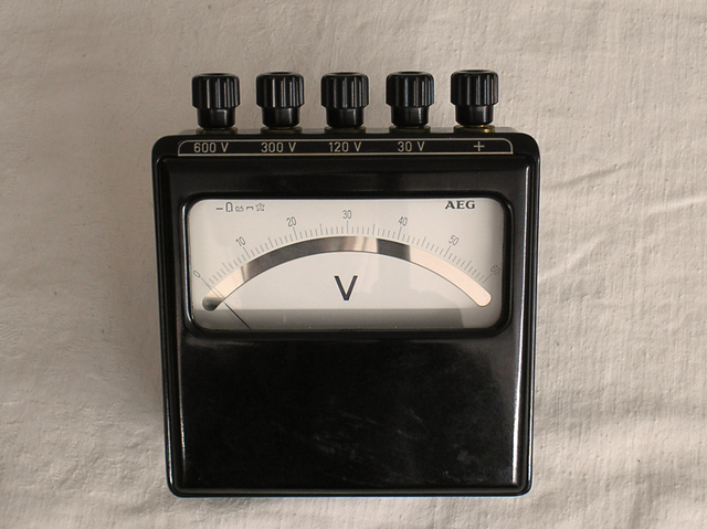 Labor Voltmeter W / G - Kl. 0,5 % - von 30 bis 600 Volt von Fa. AEG - Allgemeine - Elektricitäts - Gesellschaft - Berlin