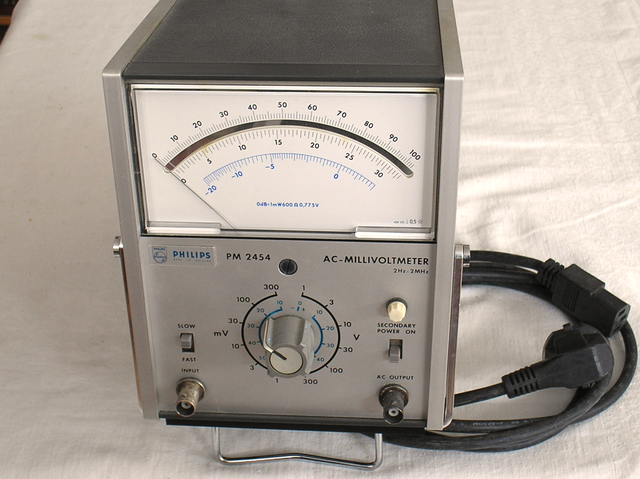 AC - Millivoltmeter Modell PM 2454 der Fa. Philips Niederlande - Eindhoven von 1971 