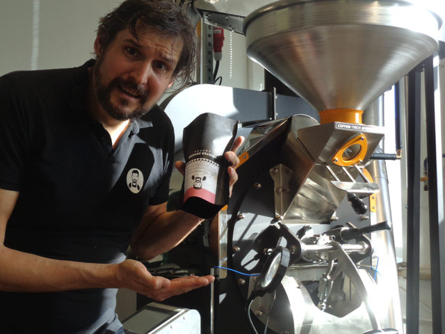 Meister Zenger mit leerer Kaffeepackung wirbt für das Kaffee ABO
