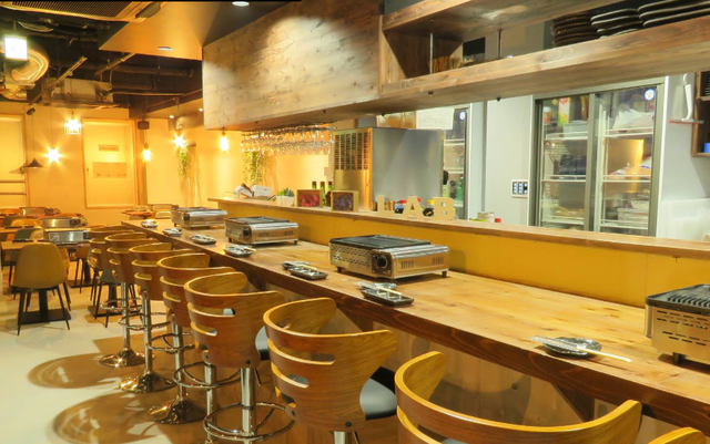 Yakiniku Lab Umeda interior and dishes