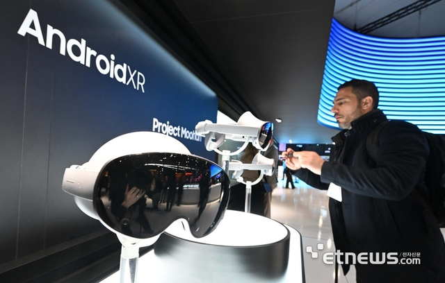 バルセロナのサムスン電子ブースで、来場者が拡張現実（XR）ヘッドセット「プロジェクト無限」を見ている（記者＝キム・ミンス／mskim@etnews.com）