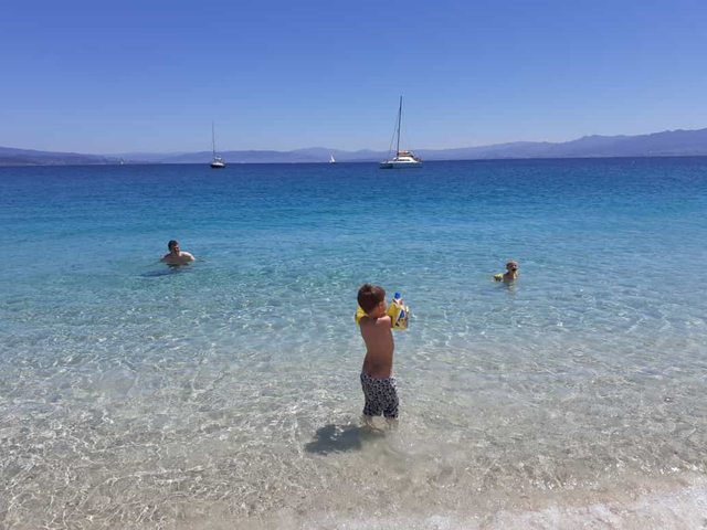 Galizien, im Vordergrund glückliche Kinder, im Hintergrund das Zuhause „die Cape Town.“
