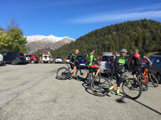 Strada facendo incontriamo gli amici del team BIKER SKARSI di Piossasco  e con loro condividiamo parte della gita