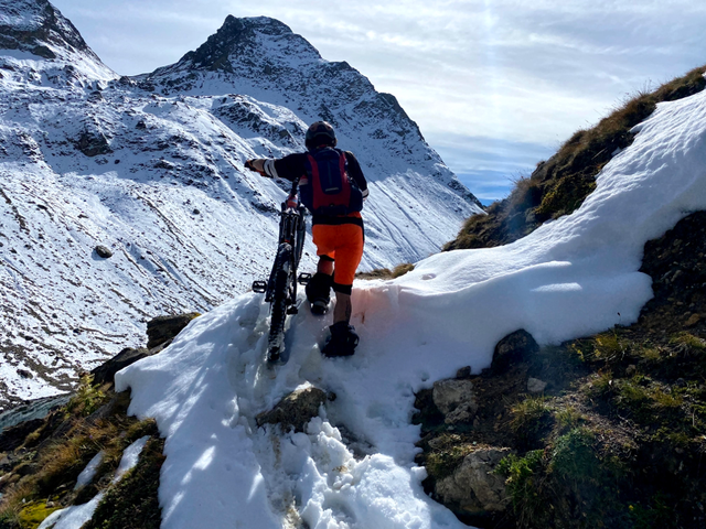 quota m. 2500 .... in questa zona è facile trovare nevai anche fuori stagione 