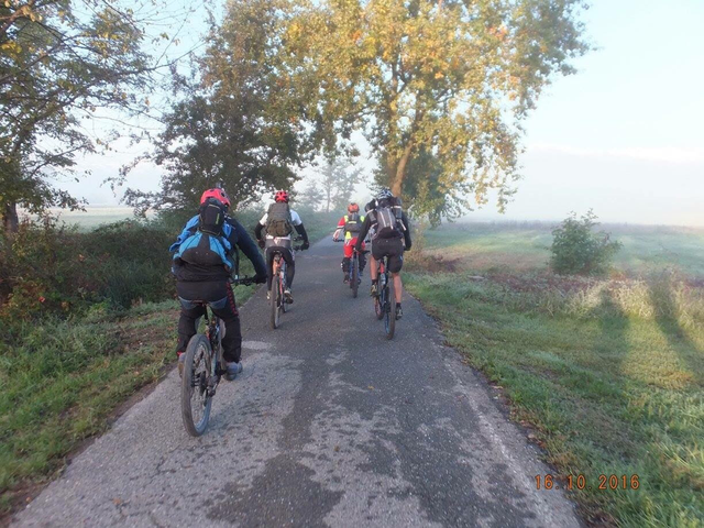 In previsione della dura salita ci riscaldiamo sulla ciclabile in direzione Cantalupa