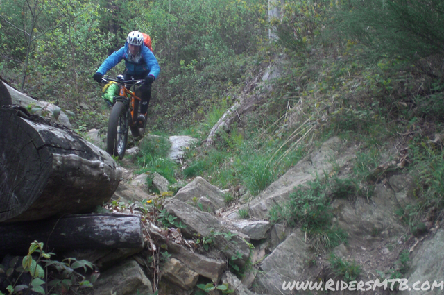 Imbocchiamo un single track memorabile..... Un misto di tratti veloci intervallati da parti tecniche ... Spettacolo