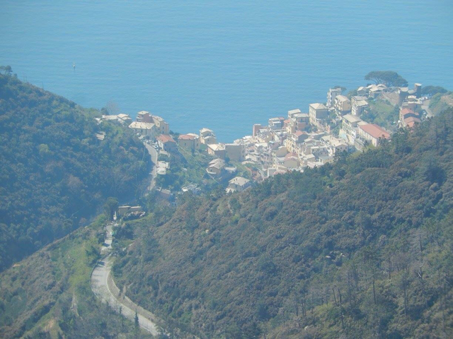 gli sporadici scorci panoramici sono davvero suggestivi, anche se pochi rispetto alle aspettative.....gran parte del percorso è immerso nel parco naturale e la macchia mediterranea copre sovente il panorama