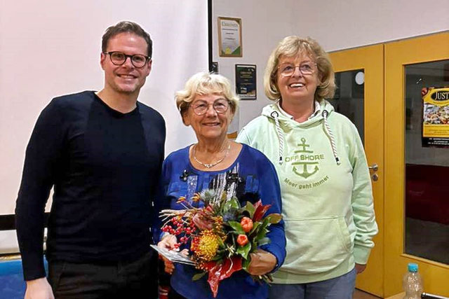 Der 1. Vorsitzende Sören Brauns, Dr. Renate Nadge und Schatzmeisterin Renate Quast bei der 14. Mitgliederversammlung des 1. TC Magdeburg. Dr. Nadge hält einen Blumenstrauß in den Händen, den sie im Rahmen ihrer Ehrung für besondere sportliche Leistungen e