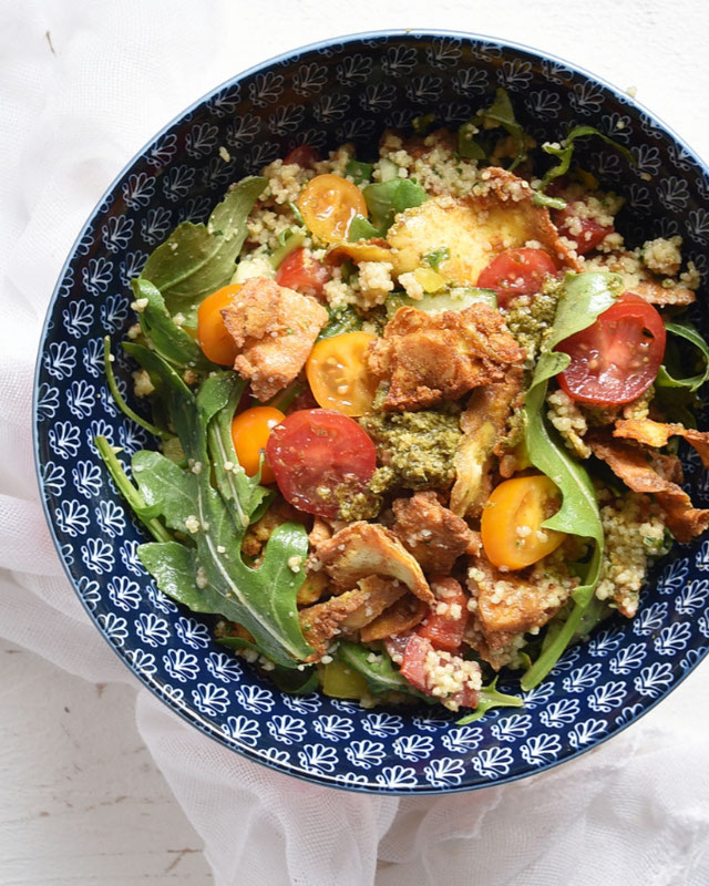 Pesto-Couscous-Salat. Mit Hähnchen, Gurke, Paprika, Tomate und Rucola ...