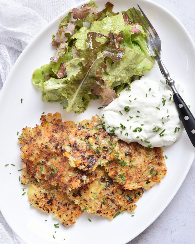 Kartoffel-Möhren-Zucchini-Puffer. Mit Tzatziki. - mix dich glücklich ... Kartoffel-Möhren-Zucchini-Puffer. Mit Tzatziki. - mix dich glücklich ...