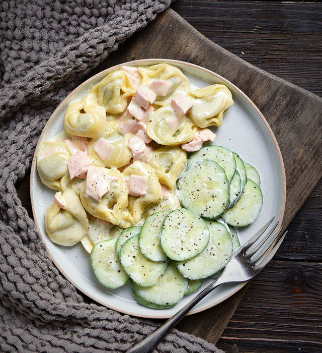 Tortellini in Schinken-Sahne-Soße. Mit Gurkensalat. - mix dich ...