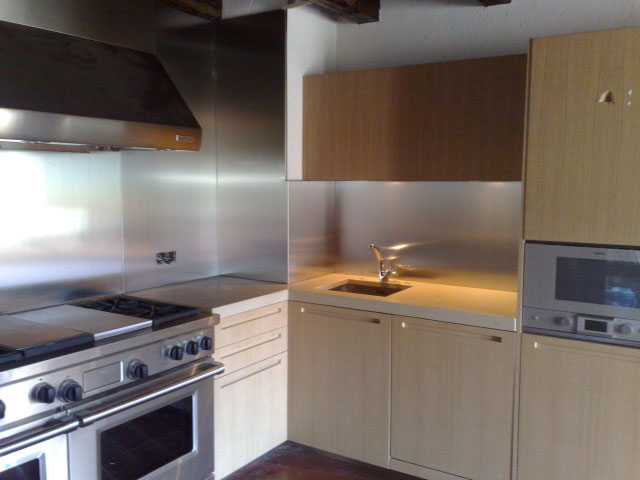 Trasera, salpicadero y panel de cocción de acero inox - Aceros Rago