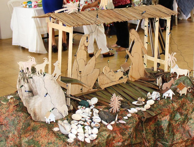 Nacimiento navideño, artesanía con madera y conchas marinas. Manta, Ecuador.