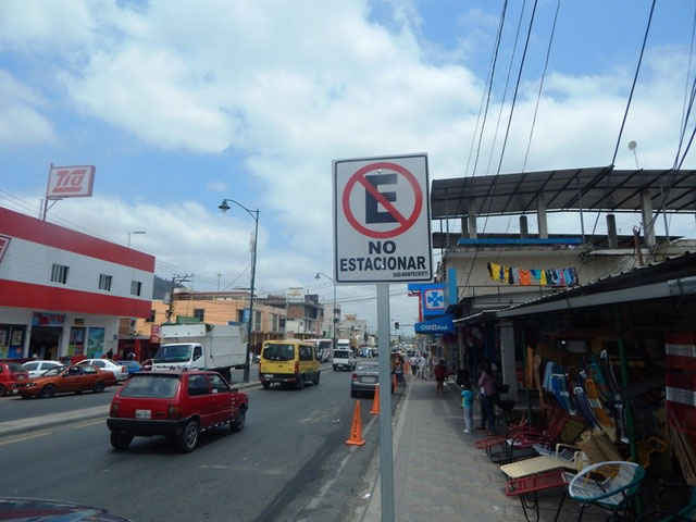 Nuevas señales de tránsito en la ciudad. Montecristi, Ecuador.