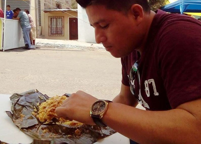 Comensal degusta una tonga montuvia en festival gastronómico por celebración independentista. Montecristi, Ecuador.