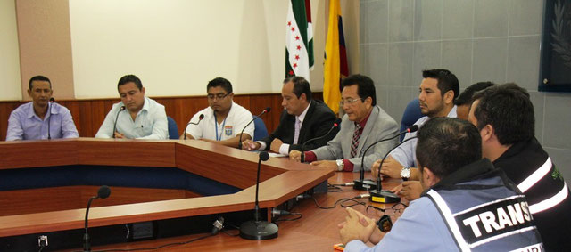 Presentación del programa para la Semana de Seguridad Vial. Salón de la Ciudad del palacio municipal. Manta, Ecuador.