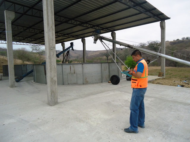 Un funcionario de la SGR inspecciona el estado de una planta almacenadora de maíz en grano. Manabí, Ecuador.
