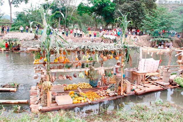 Balsa flotando en el Río Carrizal, lleva una exposición de productos agrícolas, principalmente frutas. Calceta, Ecuador.