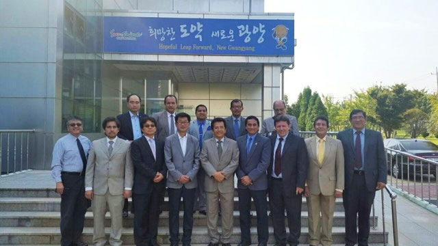 Delegación municipal de Manta posa con algunos de sus anfitriones. Gwangyang, Corea del Sur.