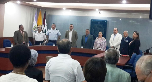 El Concejo municipal conmemora en el Salón de la Ciudad el día en que se leyó en público el Decreto que creó al cantón. Manta, Ecuador.