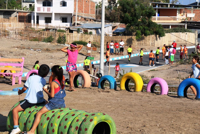 Parque recreativo familiar en el Barrio La Pradera 1, adornado por los moradores que concursan por "Mi barrio bonito". Manta, Ecuador.