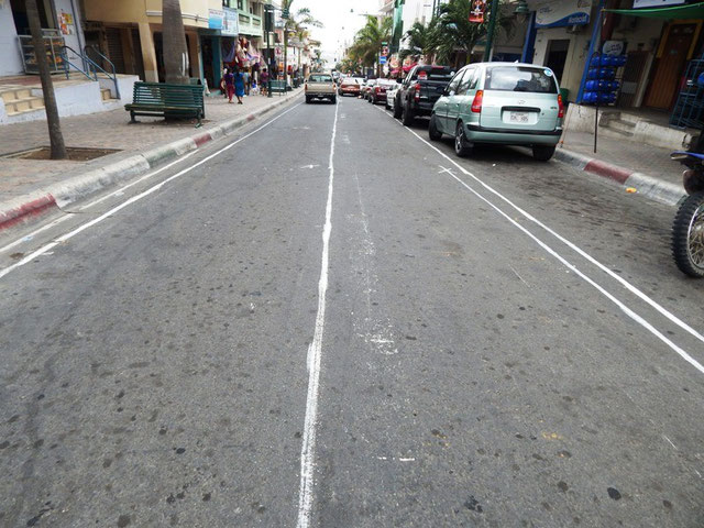 Calle señalada en donde se ubicarán las ventas de la feria popular de noviembre. Montecristi, Ecuador.