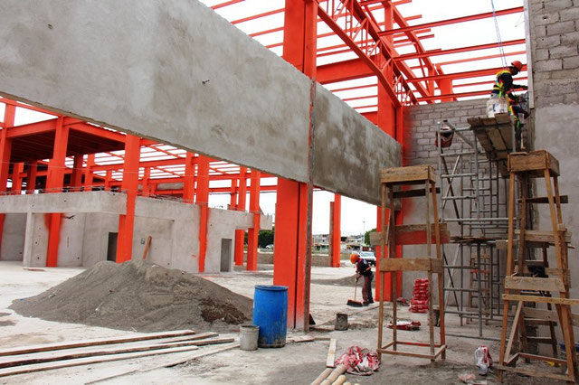 Trabajan en la construcción del Terminal Terrestre Luis Valdiviezo Morán. Manta, Ecuador.