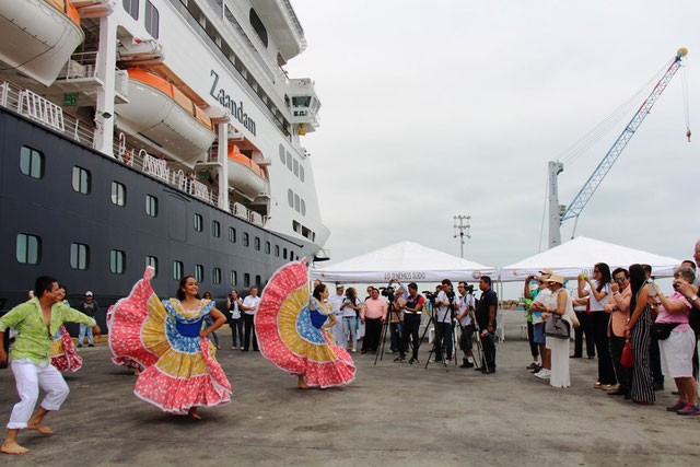 Danza folclórica manabita en el muelle internacional para recibir a turistas de un crucero. Manta, Ecuador.