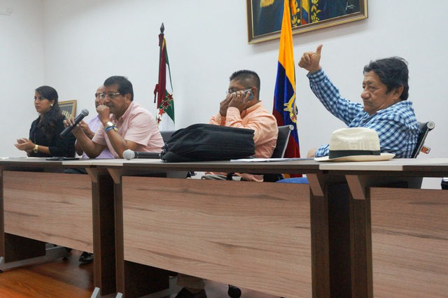 Directivos de compañía en formación para gestionar taxis celebran el apoyo que les brinda el alcalde local. Montecristi, Ecuador.