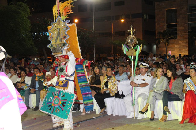 Danzante con abalorios indígenas en el festival "Zampoñas, lluvias y charango". Manta, Ecuador.