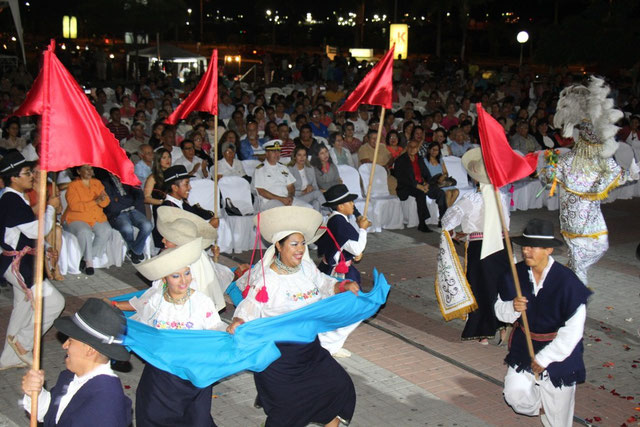 Danza indígena otavaleña en el festival "Zampoñas, lluvias y charango". Manta, Ecuador.