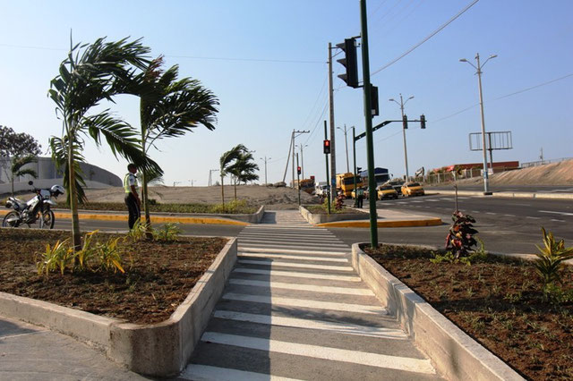 Semáforos inteligentes y paso cebra en un cruce de la Av. Circunvalación con calle de la unidad réplica del Colegio Manta. Manta, Ecuador.